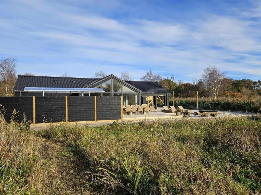 una casa con un solárium a un lado en Holiday Home Grep - 800m from the sea in NE Jutland by Interhome, en Strandby