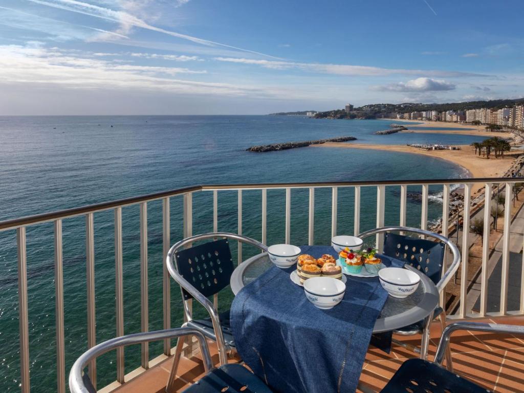 uma mesa numa varanda com vista para o oceano em Apartment Calima by Interhome em Sant Antoni de Calonge