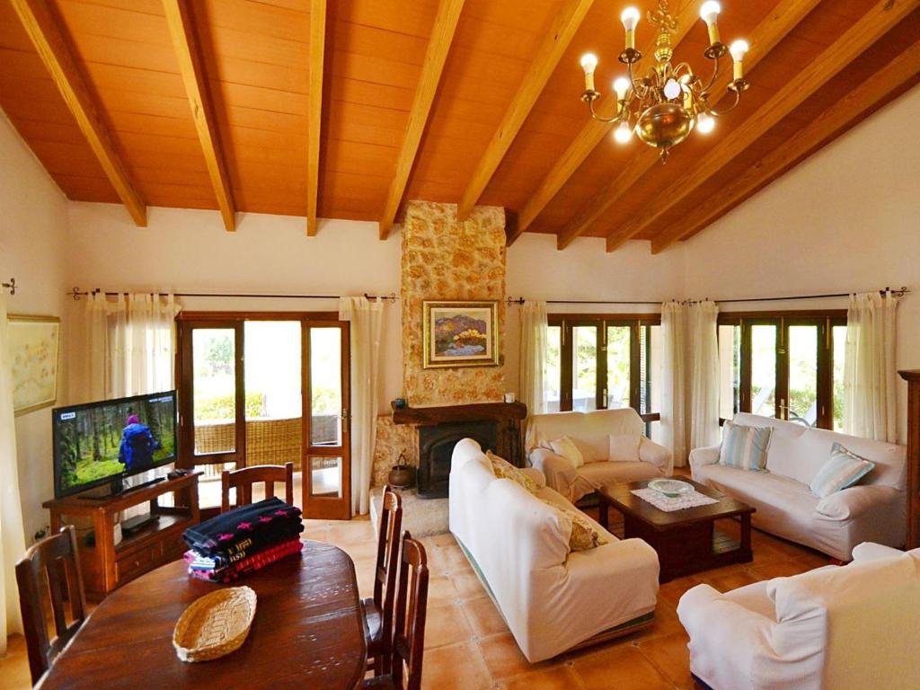 A television and/or entertainment centre at Holiday Home Roura by Interhome
