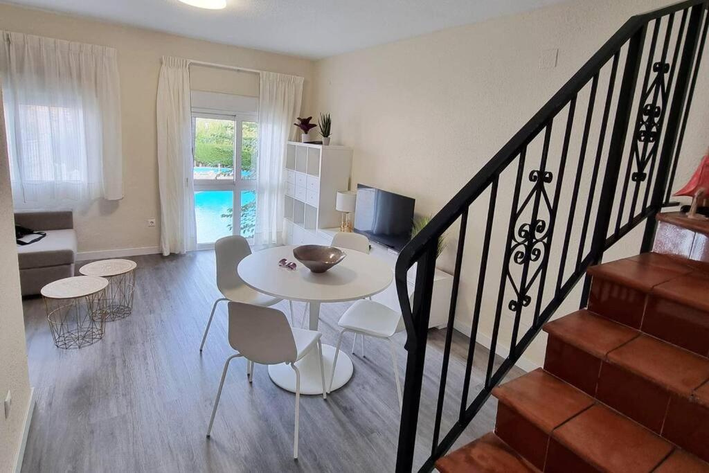 ein Wohnzimmer mit einem weißen Tisch und Stühlen in der Unterkunft Casa Ophélia - Albir in Albir