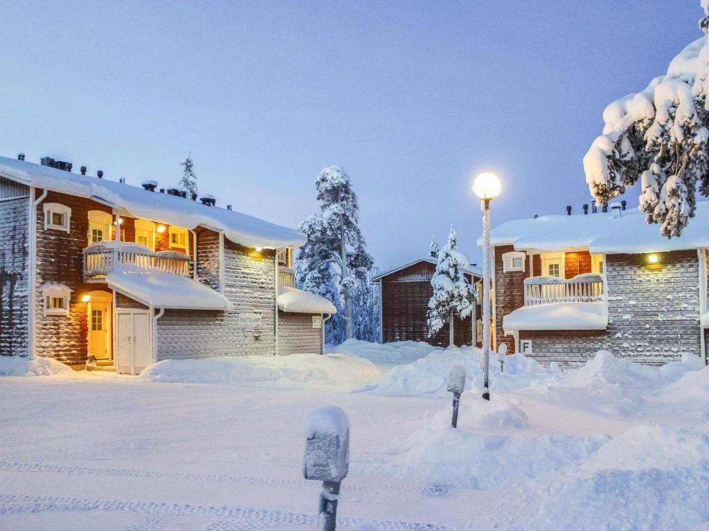 uma casa coberta de neve com uma luz de rua em Holiday Home Rautulampi h 24 by Interhome em Saariselka