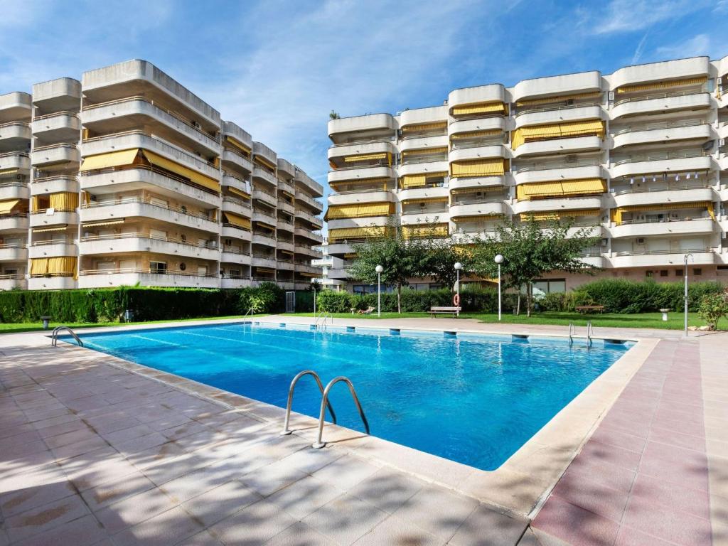 einem Pool vor einem großen Apartmenthaus in der Unterkunft Apartment Cordoba-1 by Interhome in Salou