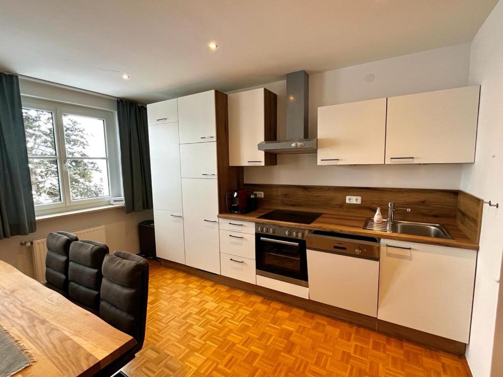 Kuchyň nebo kuchyňský kout v ubytování Luxury-Suites Traunsee