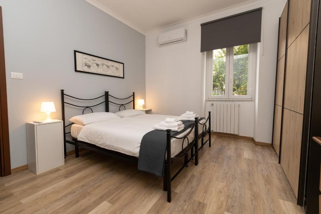 1 dormitorio con cama y ventana en [ROME 15min]Modern Accommodation, Airport,Station,LinkHouseCiampino en Ciampino