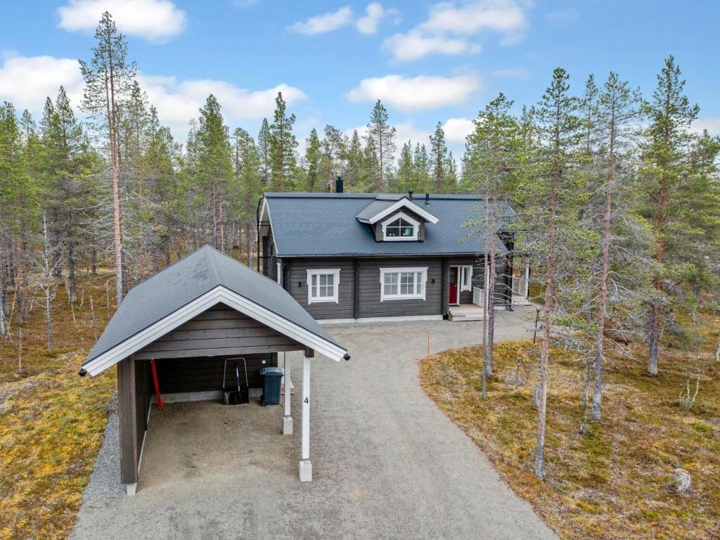 une maison dans les bois avec un garage dans l'établissement Holiday Home Sokosti by Interhome, à Saariselka