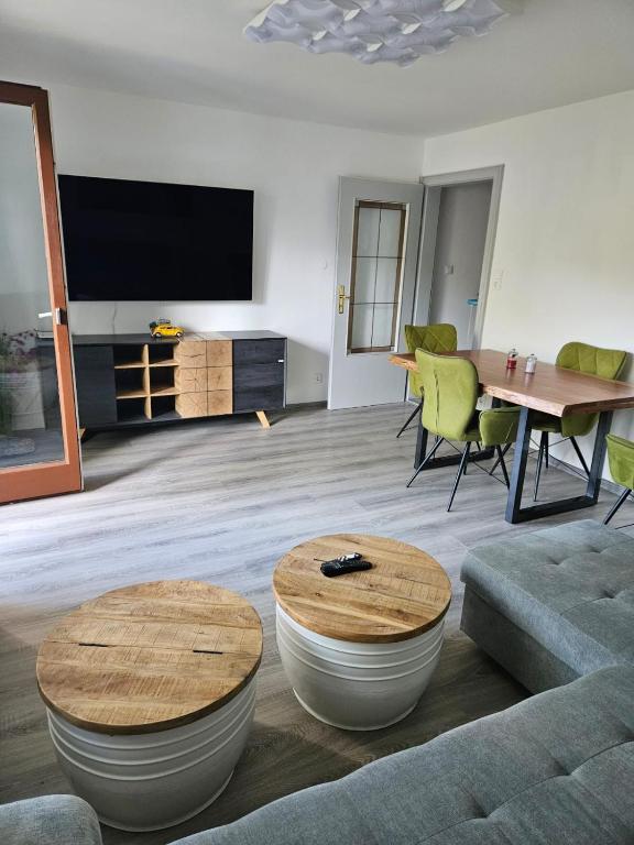 ein Wohnzimmer mit einem Sofa und einem Tisch in der Unterkunft Ferienwohnung Alpencity in Garmisch-Partenkirchen