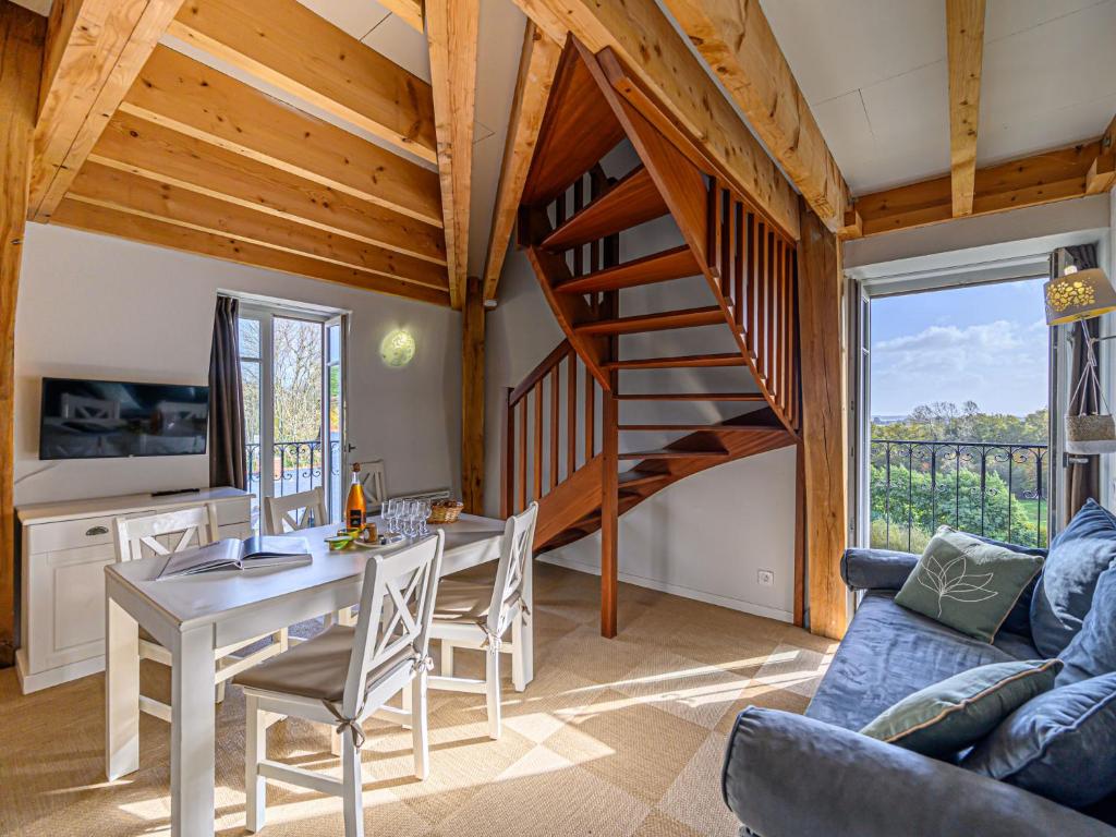 sala de estar con mesa y escalera en Apartment Le Château de Kergonano-13 by Interhome, en Baden