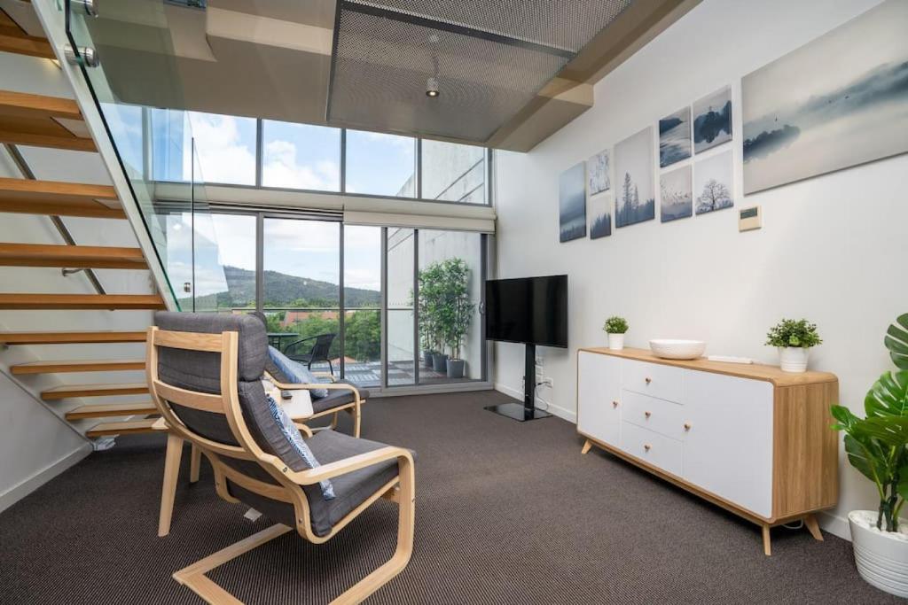 Brad25 Bright LoftStyle Apartment with View, Canberra