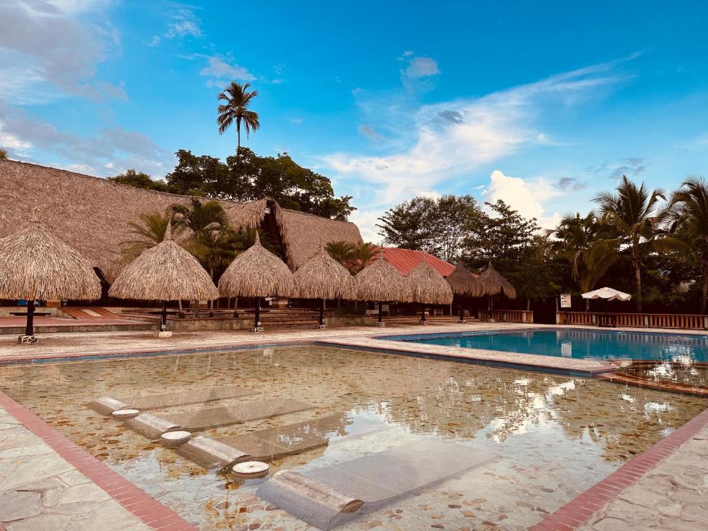 Bazén v ubytování Hotel Portón del Sol nebo v jeho okolí