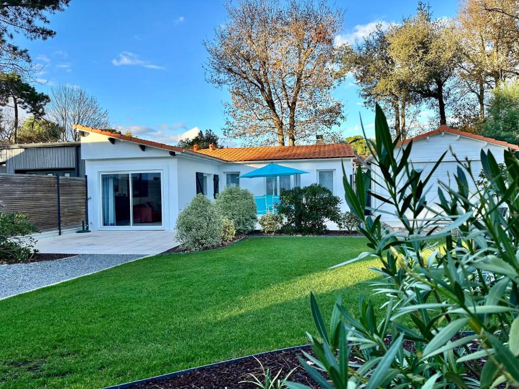 una casa con un patio con césped verde en Holiday Home Joannie by Interhome, en Saint-Brevin-les-Pins