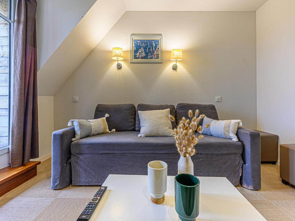 una sala de estar con un sofá y una mesa en Apartment Château De Kergonano-19 by Interhome, en Baden