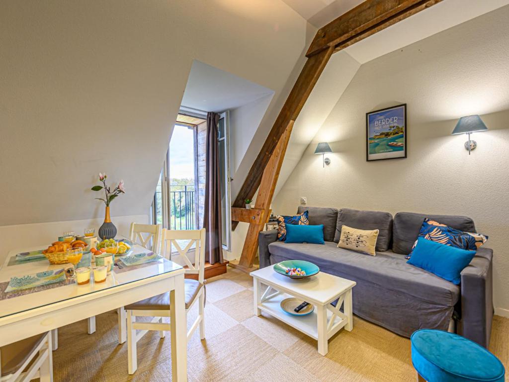 een woonkamer met een bank en een tafel bij Apartment Le Château de Kergonano-10 by Interhome in Baden