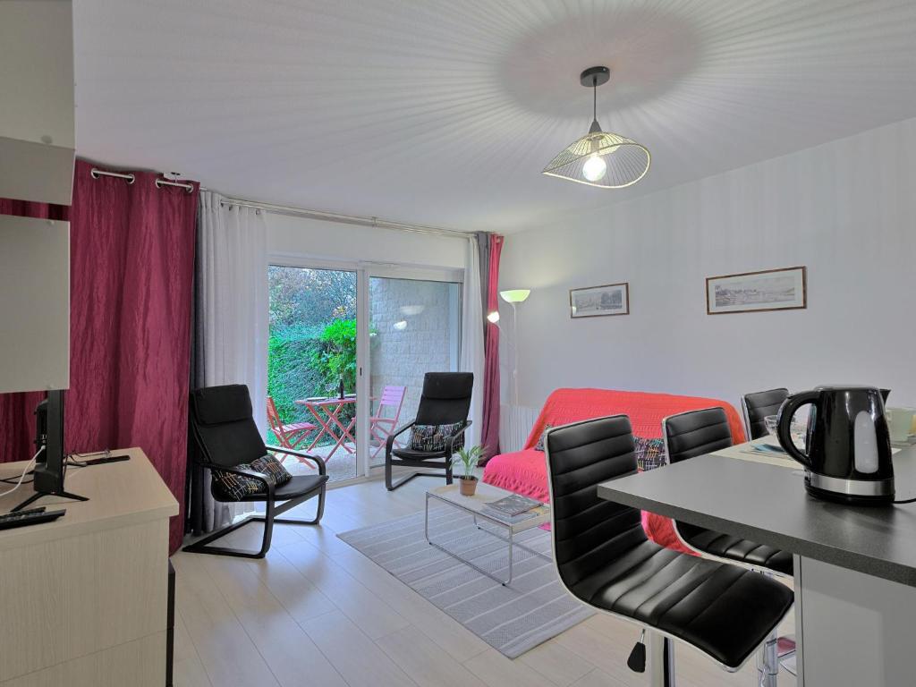 - un salon avec un canapé et des fauteuils rouges dans l'établissement Apartment L'Amirauté by Interhome, à Vannes