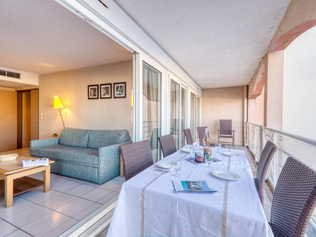 un salon avec une table et un canapé dans l'établissement Apartment Cap Hermes-5 by Interhome, à Fréjus