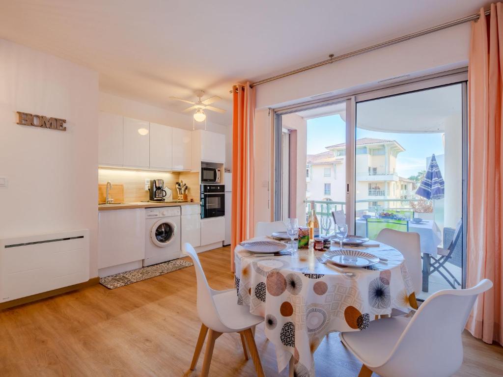 une cuisine et une salle à manger avec une table et des chaises dans l'établissement Apartment Quartier Latin-13 by Interhome, à Fréjus