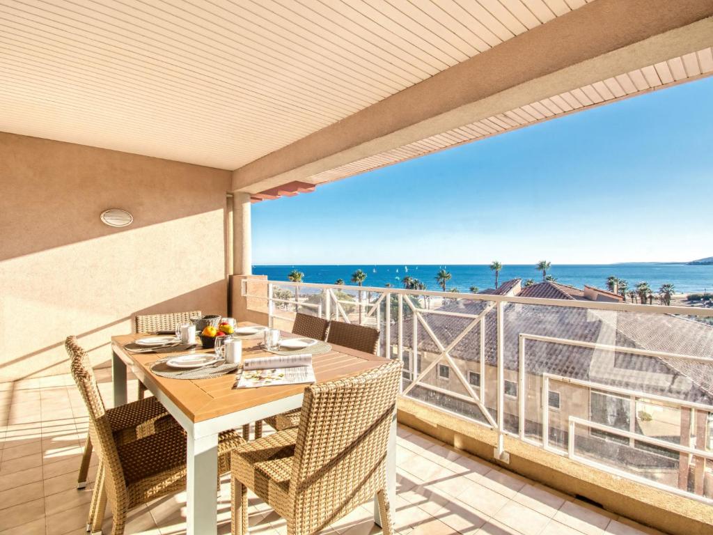 un balcon avec une table et des chaises et une vue sur l'océan dans l'établissement Apartment Cap Hermes-6 by Interhome, à Fréjus