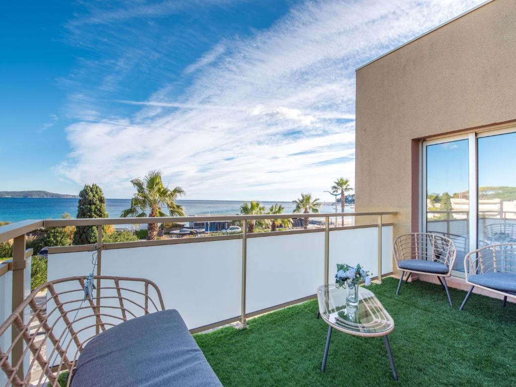 d'un balcon avec des chaises et une vue sur l'océan. dans l'établissement Apartment La Croix du Sud-28 by Interhome, à Cavalaire-sur-Mer