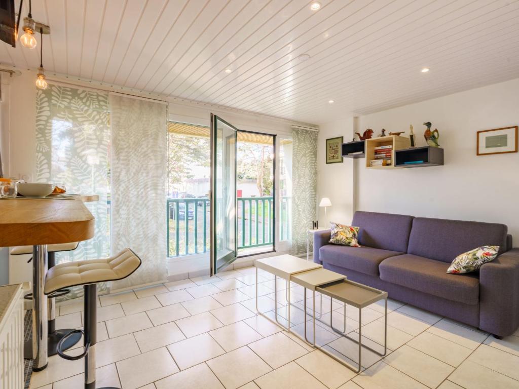 - un salon avec un canapé et une table dans l'établissement Studio Eskualduna by Interhome, à Saint-Jean-de-Luz