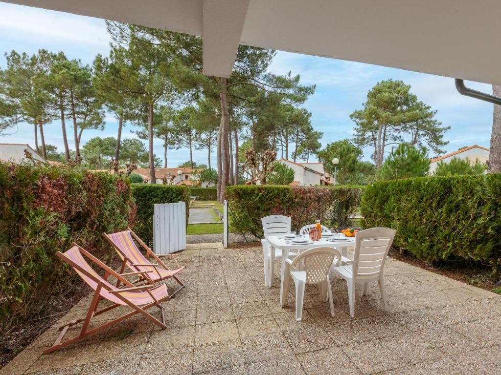 Κήπος έξω από το Apartment Hameau de Talaris-16 by Interhome