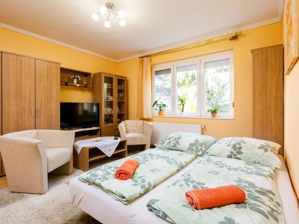 una camera con letto e un soggiorno di Apartment Alice by Interhome a Balatonföldvár