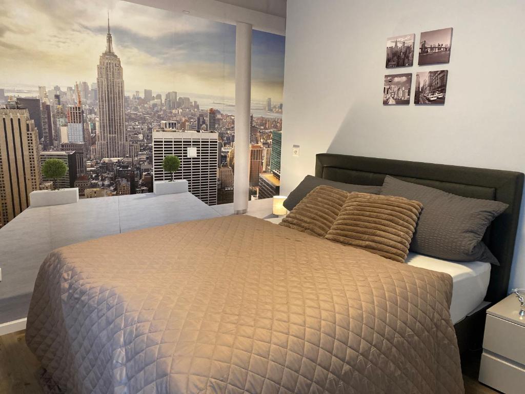 1 dormitorio con cama y vistas a la ciudad en New York Appartement, en Bad Salzuflen