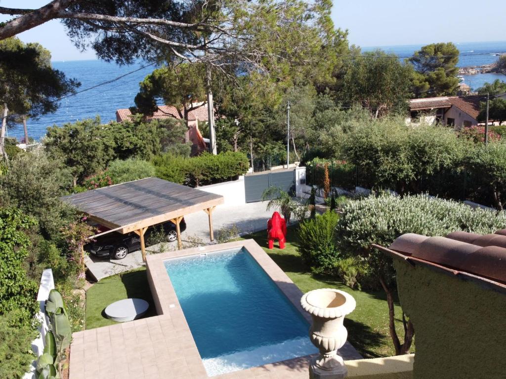 une piscine dans une cour avec une maison dans l'établissement Holiday Home La Scarlett 1 by Interhome, aux Issambres