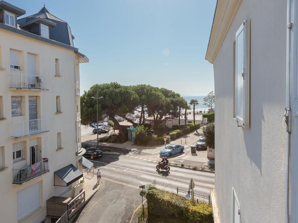 een uitzicht op een stadsstraat vanuit een gebouw bij Apartment Parc de Pontaillac-30 by Interhome in Vaux-sur-Mer