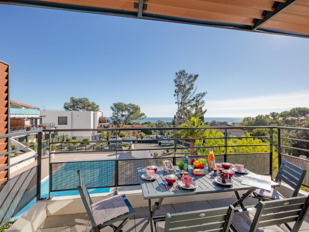 un patio avec une table et des chaises sur un balcon dans l'établissement Apartment Le Diamanti-2 by Interhome, à Saint-Aygulf