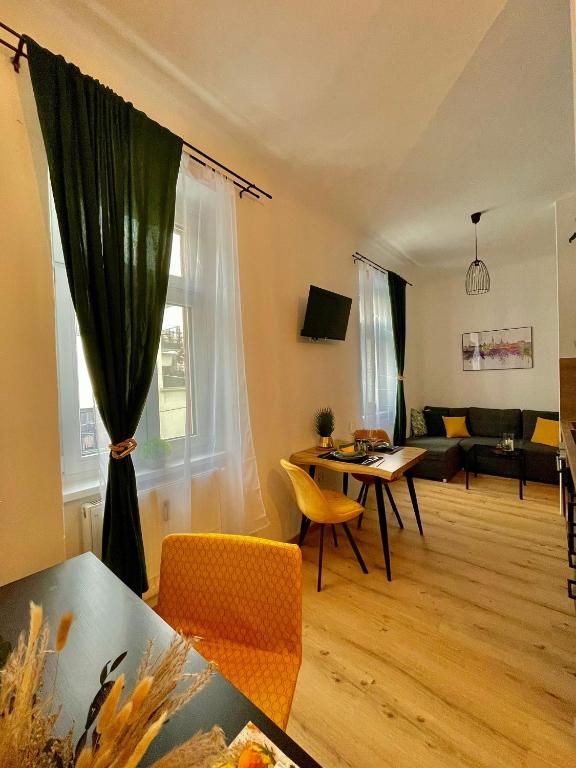 ein Wohnzimmer mit einem Sofa und einem Tisch in der Unterkunft JS Design Apartment in Graz