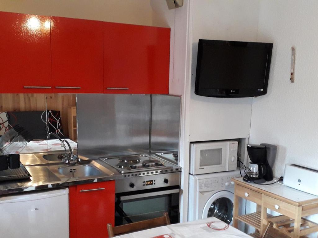 een keuken met een fornuis en een magnetron bij Studio Valloire, 1 pièce, 4 personnes - FR-1-263-5 in Valloire