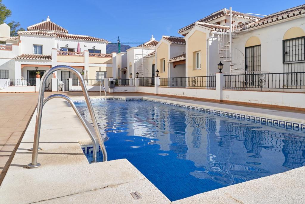 ネルハにあるUrb Chimenea Apartment Nerjaのヴィラ内のスイミングプール