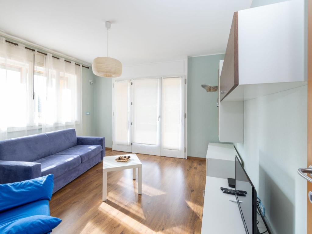 sala de estar con sofá azul y mesa en Apartment La Corleta-1 by Interhome, en Ovaro