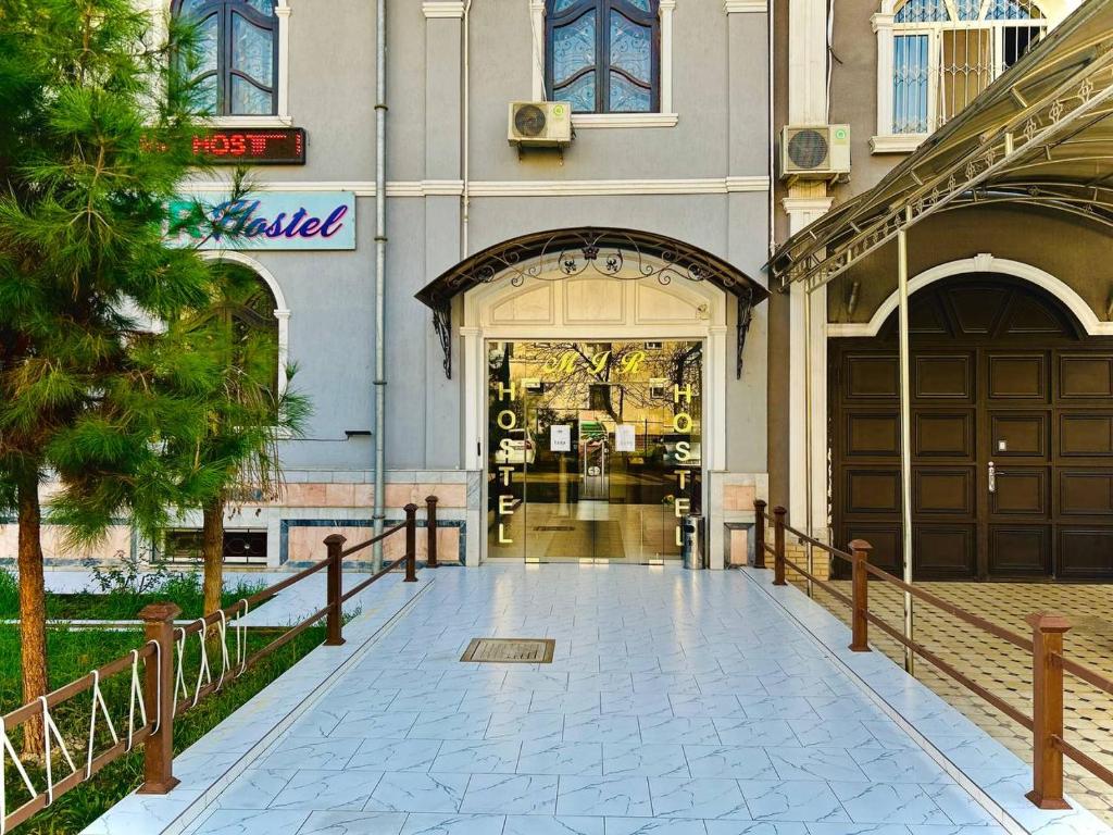 Mặt tiền/cổng chính của MIR HOSTEL