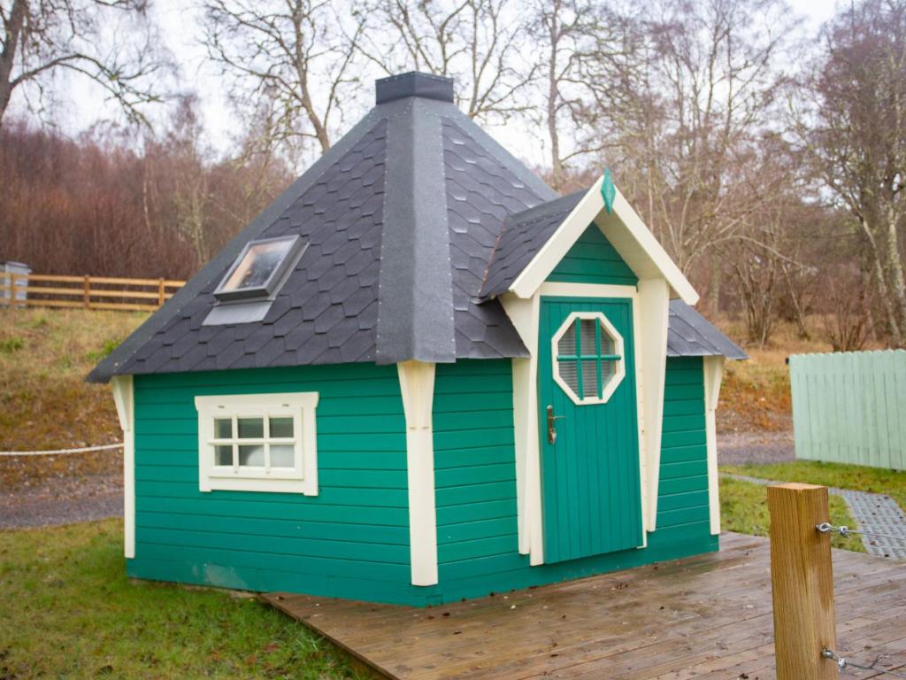 a green play house with a grey roof at Chalet Glen by Interhome in Drumnadrochit