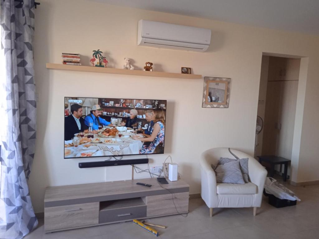 Televisi dan/atau pusat hiburan di Xylophagou Rest and Relax 3 Ayia Napa Larnaca 1 bedroom apartment