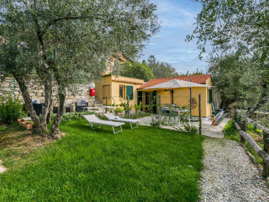 une maison jaune avec un jardin et un banc dans l'établissement Holiday Home by Interhome, à Sesto Fiorentino