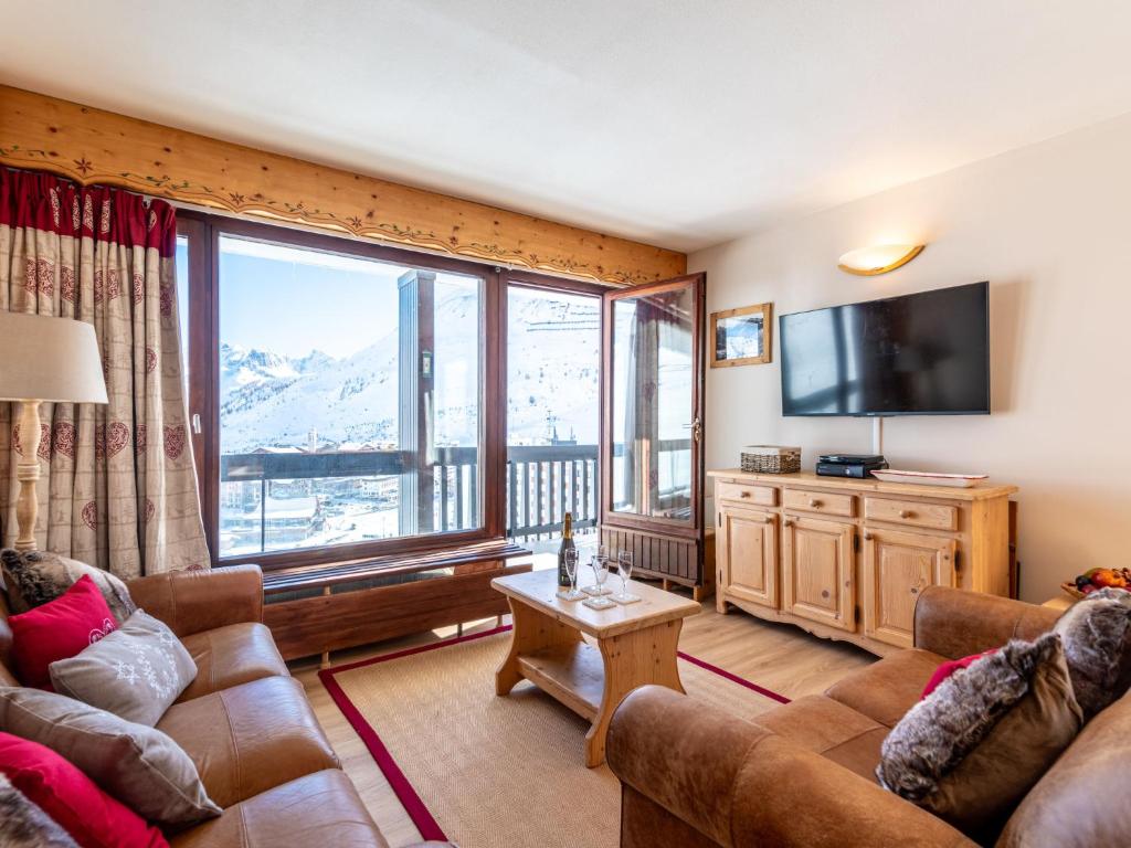 - un salon avec des canapés et une grande fenêtre dans l'établissement Apartment Le Bec Rouge - Le Lac-10 by Interhome, à Tignes