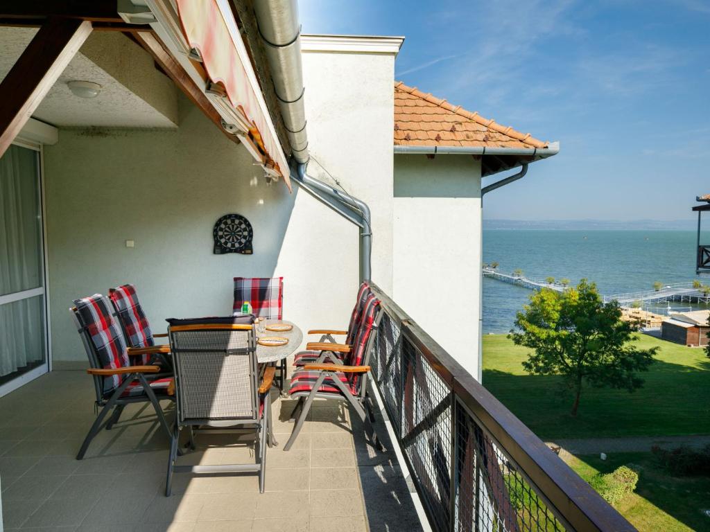 balcón con mesa, sillas y vistas al océano en Apartment Pamela by Interhome, en Balatonőszöd