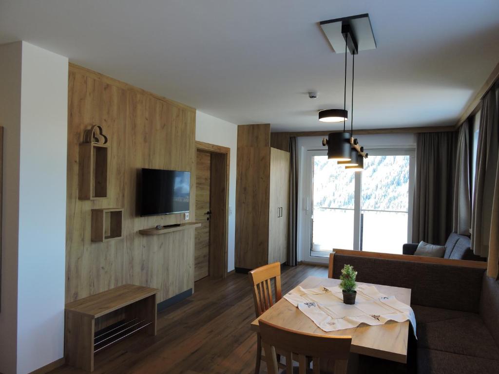 TV a/nebo společenská místnost v ubytování Gasthof Bergblick