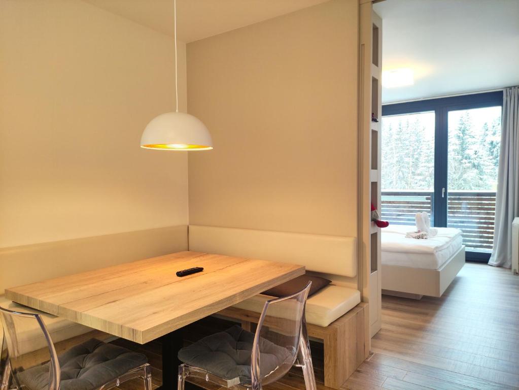Posezení v ubytování Tichý Apartmán u Mumlavského vodopádu 2KK s garáží v těsné blízkosti Hornického muzea - by Relax Harrachov