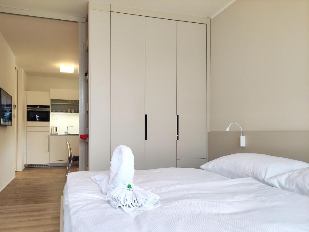 Postel nebo postele na pokoji v ubytování Tichý Apartmán u Mumlavského vodopádu 2KK s garáží v těsné blízkosti Hornického muzea - by Relax Harrachov