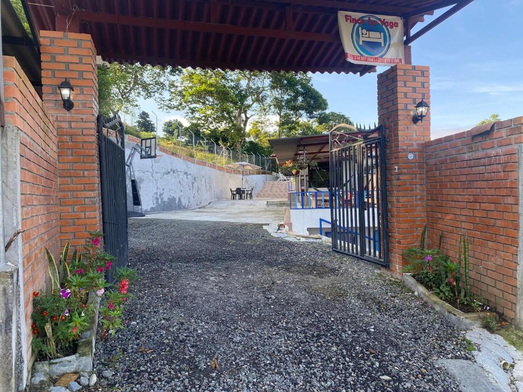 uma entrada para um edifício de tijolos com um portão em Finca la vaga em Filandia