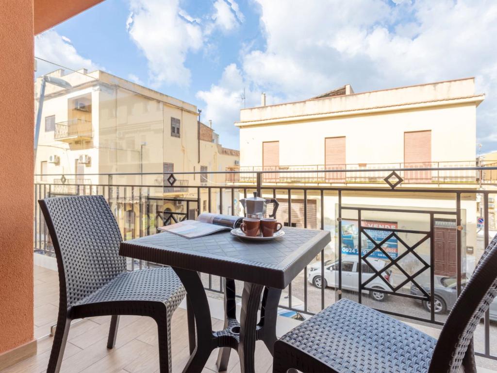 einen Tisch und Stühle auf einem Balkon mit Aussicht in der Unterkunft Apartment Sicilia by Interhome in Balestrate