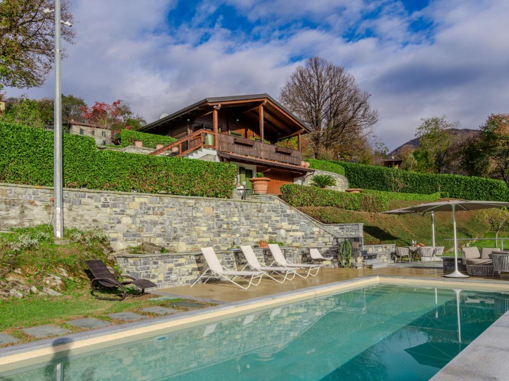 Piscina de la sau aproape de Chalet Il Poggio del Castagno by Interhome