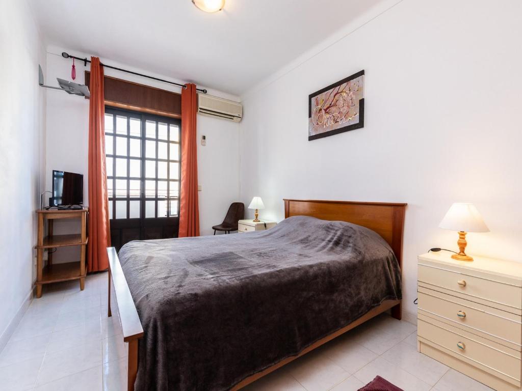 1 dormitorio con cama, escritorio y ventana en Akisol Manta Rota Ocean III en Manta Rota