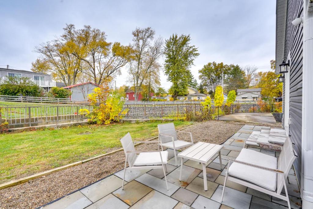 d'une terrasse avec des chaises blanches et une table. dans l'établissement Cozy Ohio Home with Patio and Buckeye Lake Access!, à Hebron