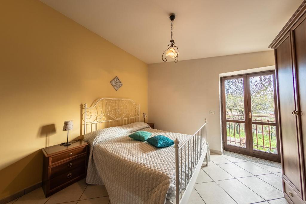 een slaapkamer met een bed en een raam bij La Casetta dei Gerani in Montemarano