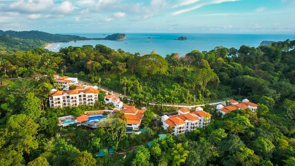 z góry widok na ośrodek w lesie w obiekcie Shana by the Beach Manuel Antonio w mieście Manuel Antonio