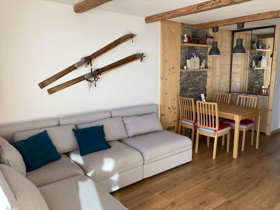 un salon avec un canapé et une table dans l'établissement Appartement de charme, ski aux pieds, pour 6 personnes, à Huez