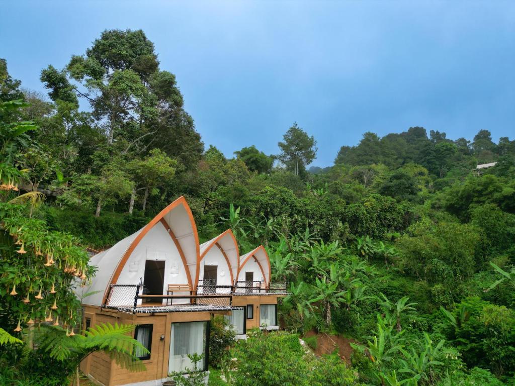 una casa en medio de un bosque en Selayang Olivehill - Kemewahan Glamping di Hutan, 